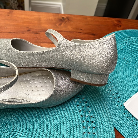 3/$10 - Sparkle Plenty!  Silver Glitter Mary Janes Shoes Sz 10 - Picture 7 of 11